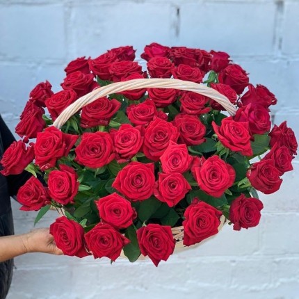 Корзинка "Моей королеве" из красных роз с доставкой в по Белёву